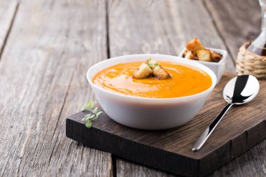 Ahşap arka plan üzerinde kabak havuç çorbası
