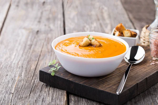 Ahşap arka plan üzerinde kabak havuç çorbası