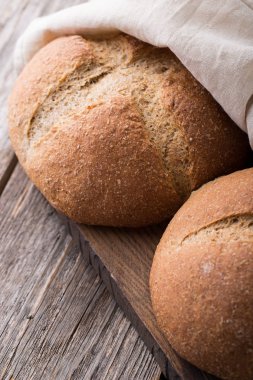 Ahşap arka plan üzerinde kepekli buğday ekmeği. Yakın çekim