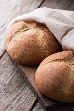 Ahşap arka plan üzerinde kepekli buğday ekmeği. Yakın çekim