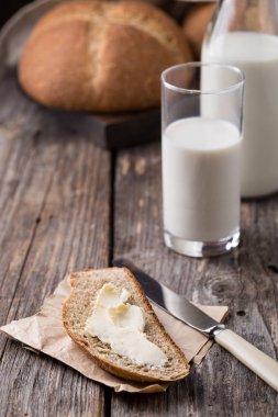 Rustik kahvaltı kepekli ekmek, süt ve tereyağı ile