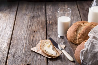 Rustik kahvaltı kepekli ekmek, süt ve tereyağı ile