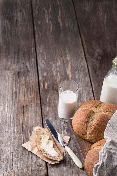 全粒パン、牛乳、バターの素朴な朝食 — ストック写真