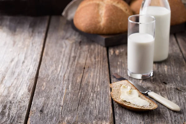 全粒パン、牛乳、バターの素朴な朝食 — ストック写真