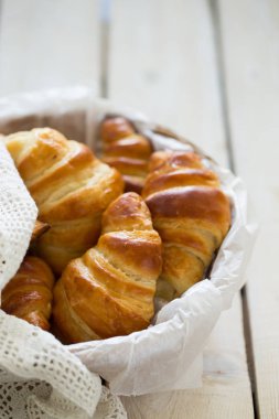 Sepet içinde ev yapımı ay çöreği