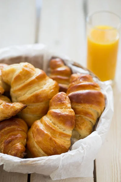 Hembakade croissanter med juice till frukost — Stockfoto