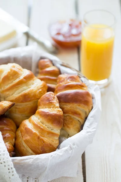 Hembakade croissanter med sylt och juice till frukost — Stockfoto