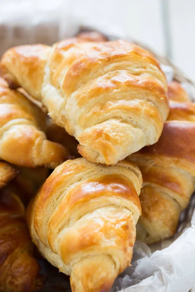 Hausgemachte Croissants im Korb — Stockfoto