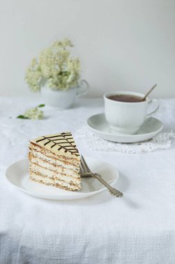 Esterhazy torte (kek) çay ile parçası
