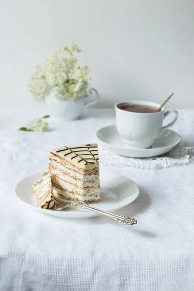 Esterhazy torte (kek) çay ile parçası