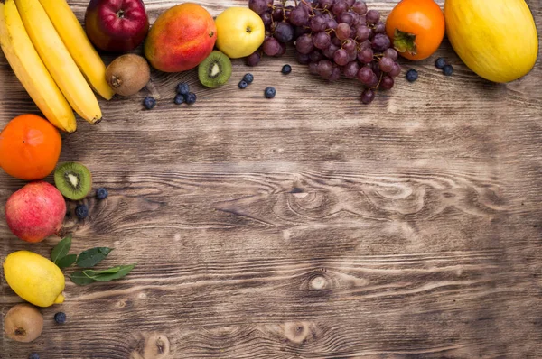 Marco de fruta sobre fondo de madera — Foto de Stock