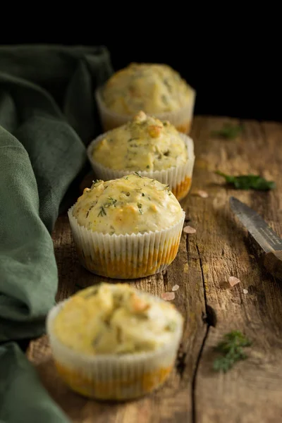 Ev yapımı dereotu ve peynir maffins