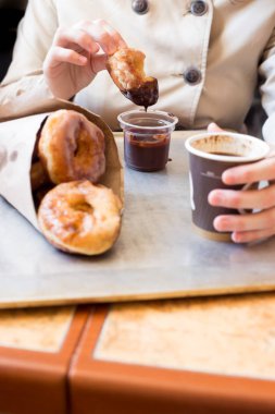 Çikolata sosu ile sırlı çörek yeme