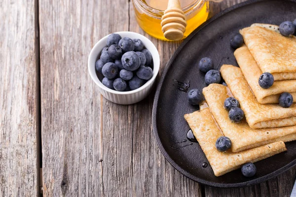 Ahşap arka plan üzerinde ballı krep