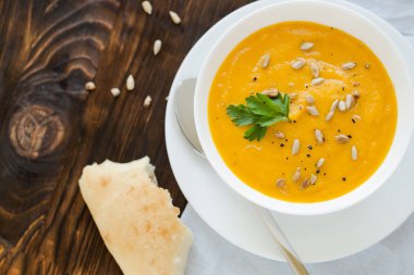 Beyaz kase akşam havuç çorbası-püresi ile servis