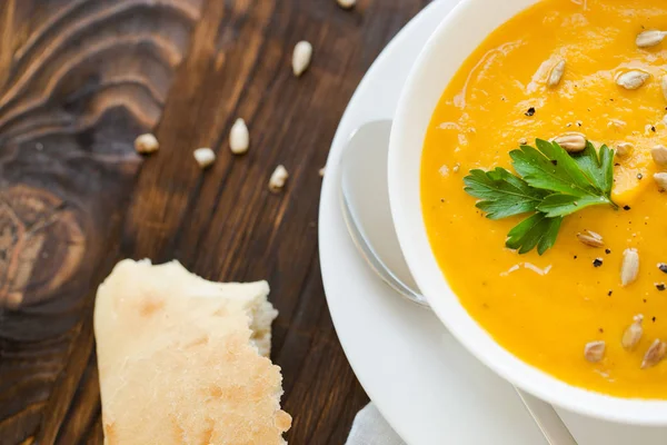 Beyaz kase akşam havuç çorbası-püresi ile servis