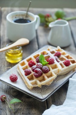 Waffle ve ahududu ile lezzetli breakfast