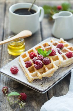 Waffle ve ahududu ile lezzetli breakfast