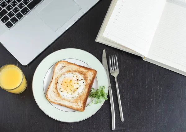 Desayuno de negocios. Huevo frito en tostadas con zumo de naranja — Foto de Stock