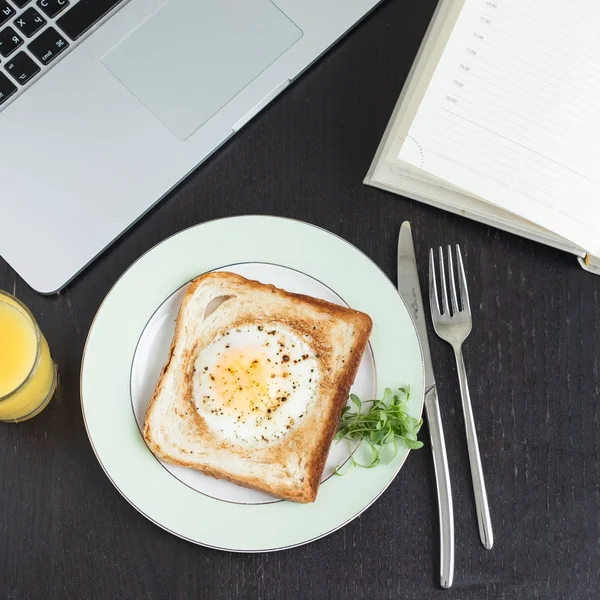 Desayuno de negocios. Huevo frito en tostadas con zumo de naranja — Foto de Stock