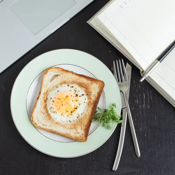 Desayuno de negocios. Huevo frito en tostadas con café — Foto de Stock