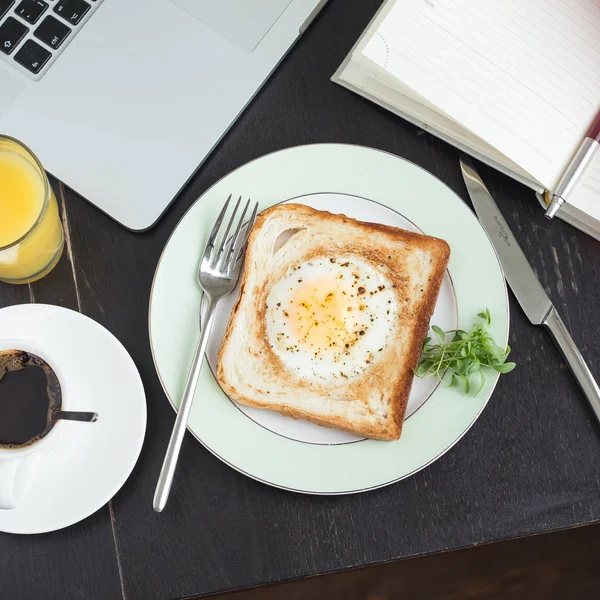 Desayuno de negocios. Huevo frito en tostadas con café y ju de naranja — Foto de Stock