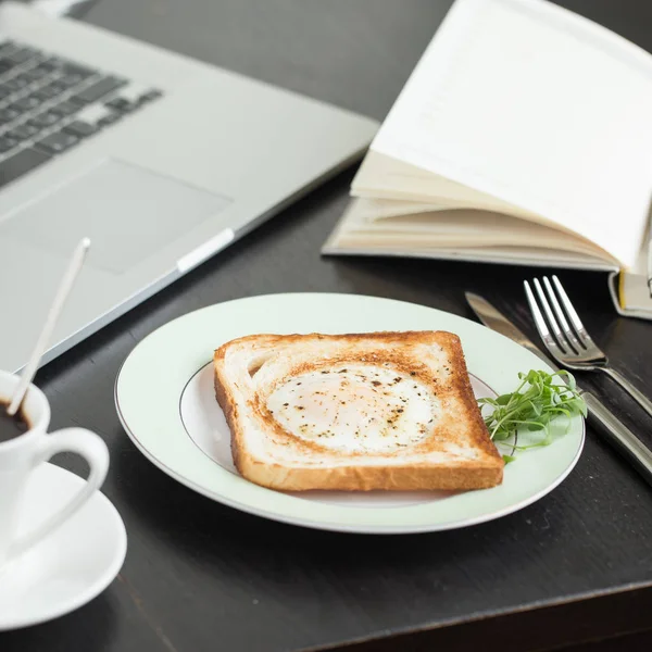 Desayuno de negocios. Huevo frito en tostadas con café — Foto de Stock