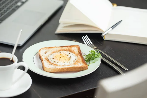 Business-Frühstück. in Toast gebratenes Ei mit Kaffee — Stockfoto