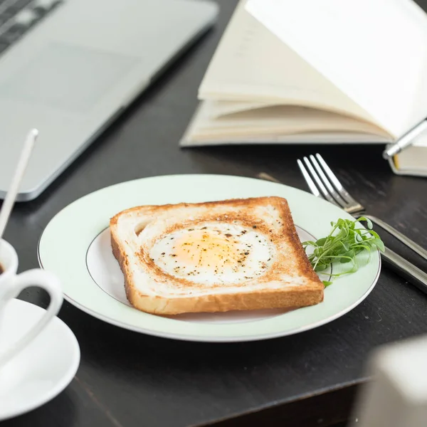 Petit déjeuner d'affaires. Œuf frit au pain grillé au café — Photo