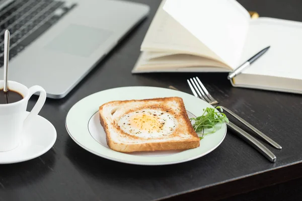 Business-Frühstück. in Toast gebratenes Ei mit Kaffee — Stockfoto