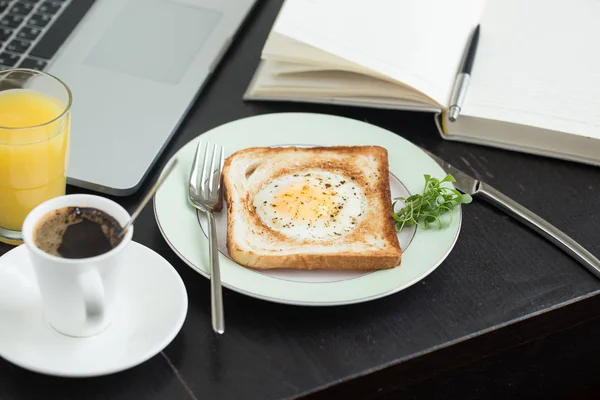 Petit déjeuner d'affaires. Œuf frit au pain grillé au café et à l'orange ju — Photo