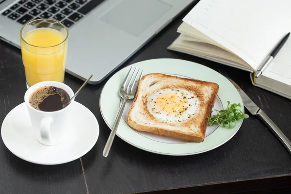 Business-Frühstück. in Toast gebratenes Ei mit Kaffee und Orangensaft — Stockfoto