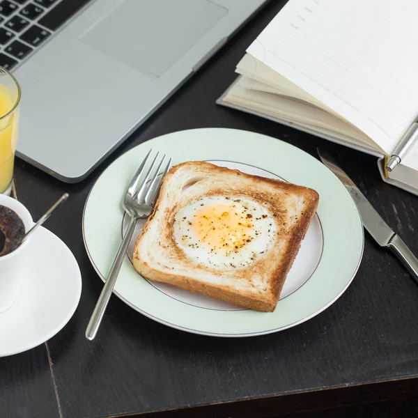 Petit déjeuner d'affaires. Œuf frit au pain grillé au café et à l'orange ju — Photo