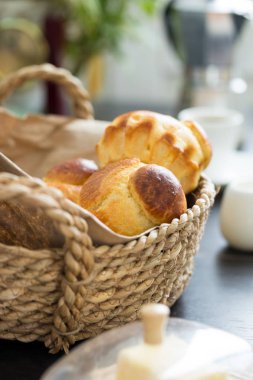Börek çörek bir sepet içinde görünümünü kapat