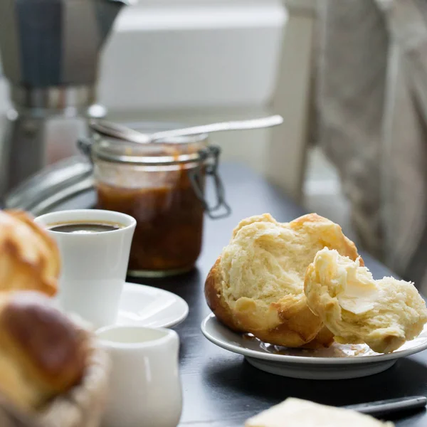 朝食やコーヒー ブレークのブリオッシュ — ストック写真