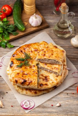 Patates, mantar, peynir ve etli çeşitli Osetya turtaları.