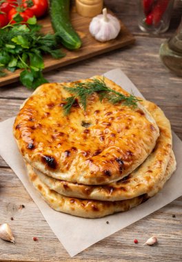 Patates, mantar, peynir ve etli çeşitli Osetya turtaları.