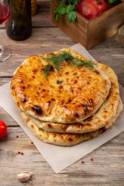 Patates, mantar, peynir ve etli çeşitli Osetya turtaları.