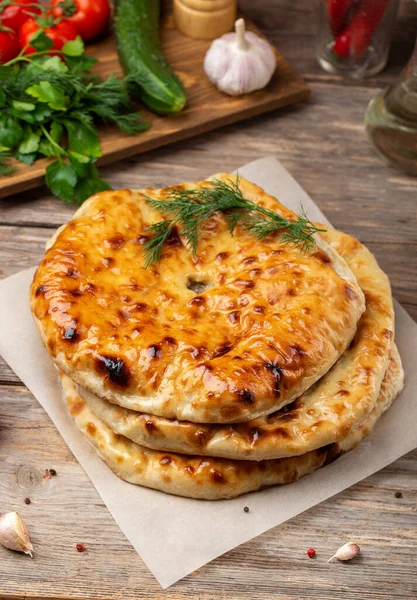 Patates, mantar, peynir ve etli çeşitli Osetya turtaları.