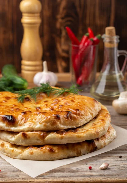 Patates, mantar, peynir ve etli çeşitli Osetya turtaları.