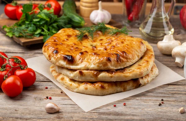 Patates, mantar, peynir ve etli çeşitli Osetya turtaları.