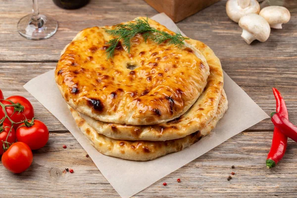 Patates, mantar, peynir ve etli çeşitli Osetya turtaları.