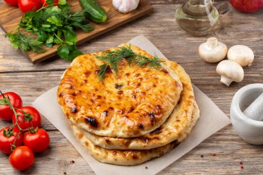 Patates, mantar, peynir ve etli çeşitli Osetya turtaları.