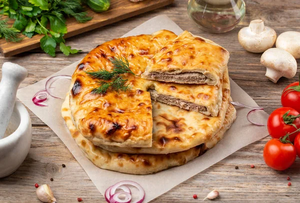 Patates, mantar, peynir ve etli çeşitli Osetya turtaları.