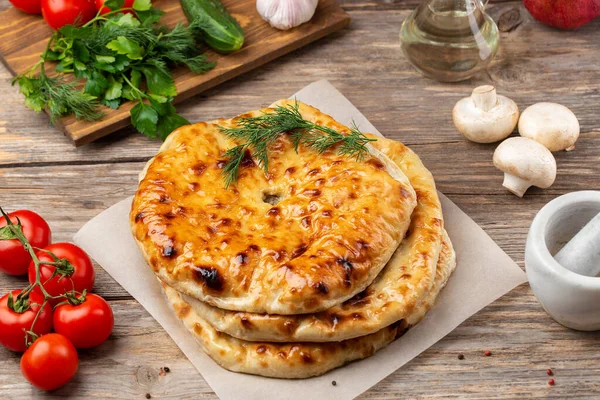 Verschiedene Ossetische Pasteten Mit Kartoffeln Pilzen Käse Und Fleisch — Stockfoto