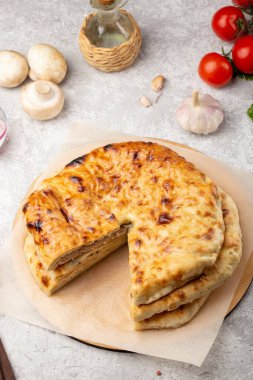 Patates, mantar, peynir ve etli çeşitli Osetya turtaları.