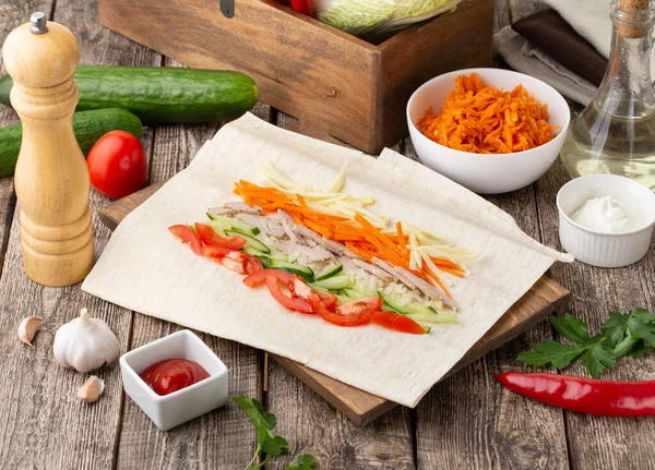 Shawarma Geserveerd Houten Plank Met Sauzen Groenten — Stockfoto