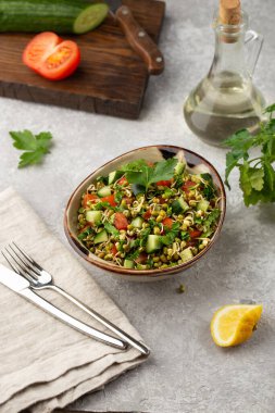 Mung fasulyesi, domates, salatalık, marul ve sebzeli sağlıklı salata.