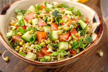 Mung fasulyesi, domates, salatalık, marul ve sebzeli sağlıklı salata.