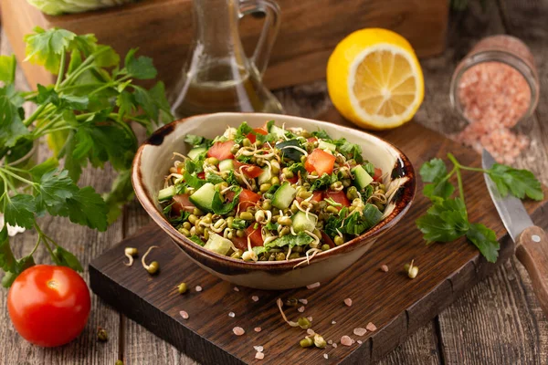 Mung fasulyesi, domates, salatalık, marul ve sebzeli sağlıklı salata.